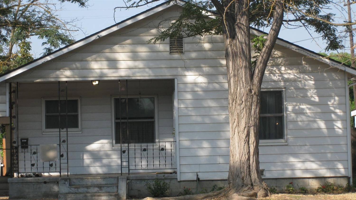 835 E Street Reedley, CA 93654 - Photo 1 of 4 a front view of a house with street