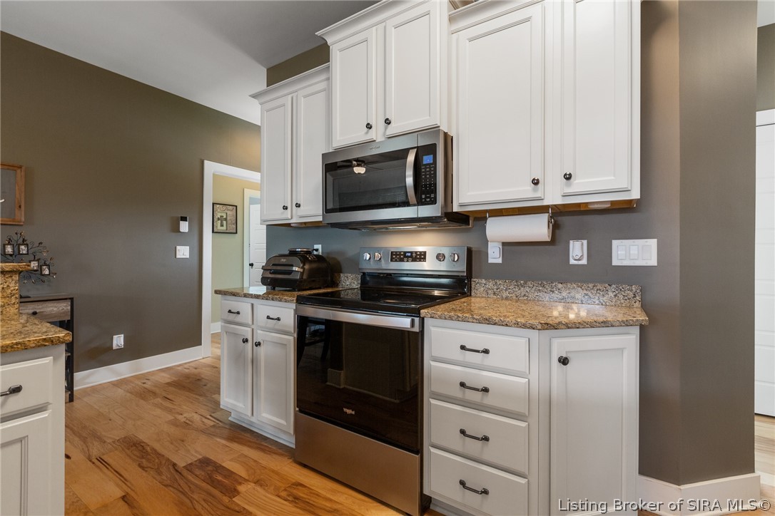 3102 Ambercrest Loop Jeffersonville, IN 47130 - Photo 11 of 53 All kitchen appliances stay.