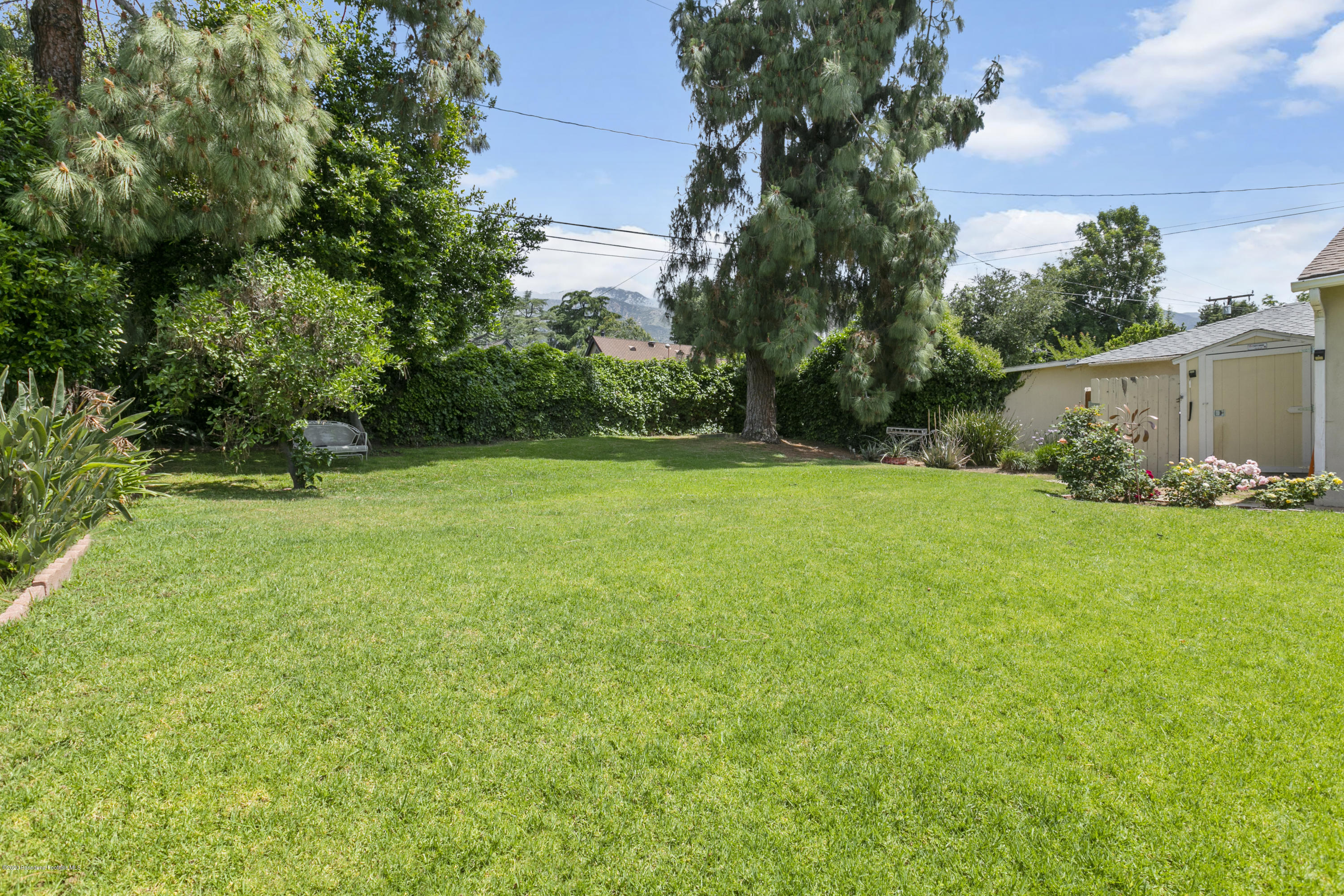 1231 Meadowbrook Road Altadena, CA 91001 - Photo 24 of 25 a backyard of a house with lots of green space