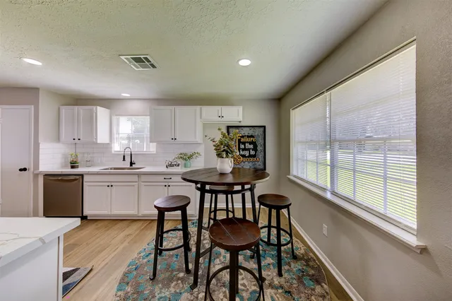 $295,000 | 8511 Honeysuckle, Highlands, TX 77562