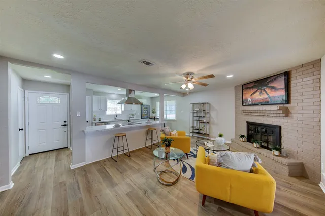 $295,000 | 8511 Honeysuckle, Highlands, TX 77562