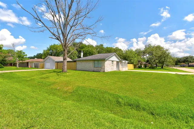 $295,000 | 8511 Honeysuckle, Highlands, TX 77562