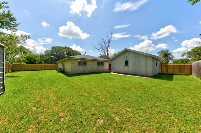 $295,000 | 8511 Honeysuckle, Highlands, TX 77562