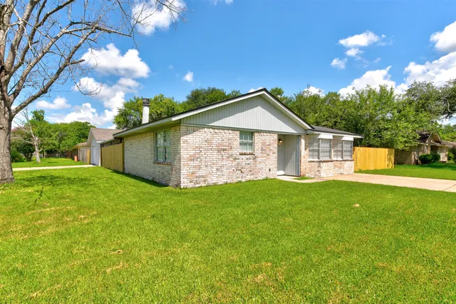 $295,000 | 8511 Honeysuckle, Highlands, TX 77562
