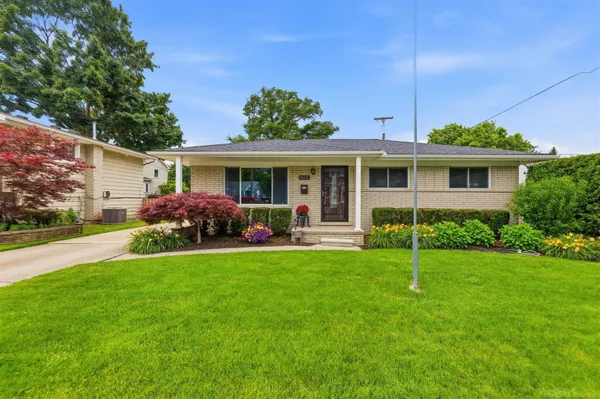 $299,999 | 68435 Oak Street, Richmond, MI 48062