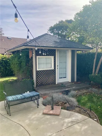 a view of a backyard