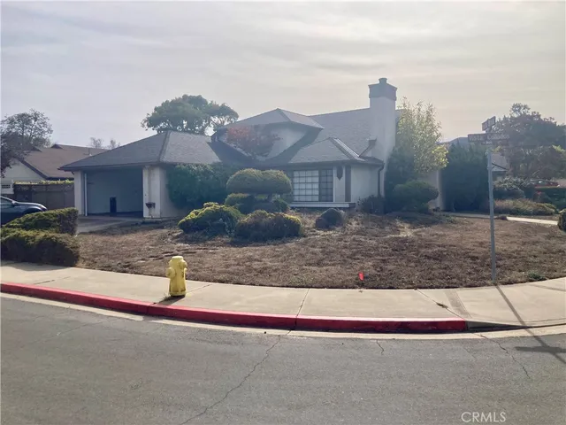 a view of a pathway with a yard