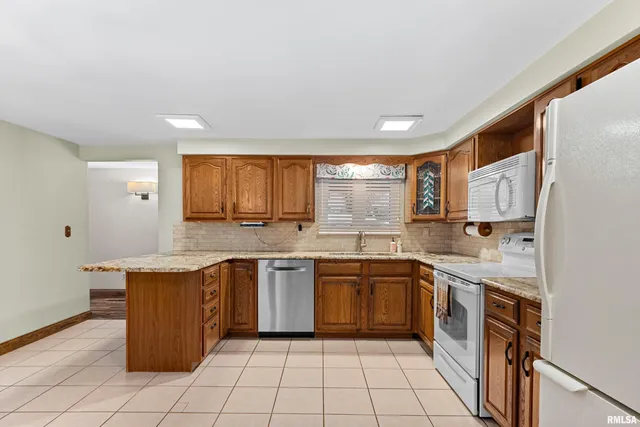 $314,900 | 1912 Highwood Avenue, Pekin, IL 61554