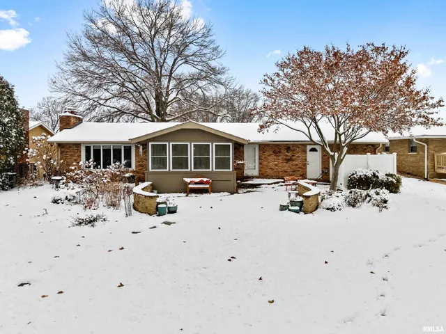 $314,900 | 1912 Highwood Avenue, Pekin, IL 61554