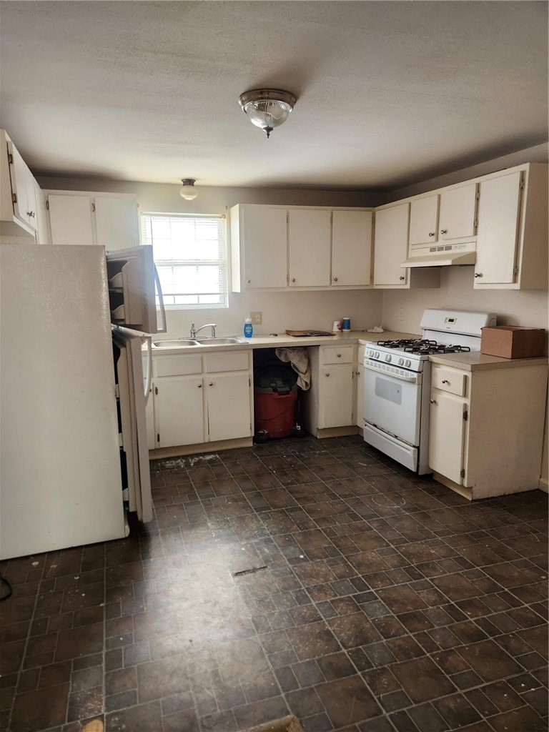 13 Halton Street Providence, RI 02907 - Photo 3 of 8 Bright Kitchen