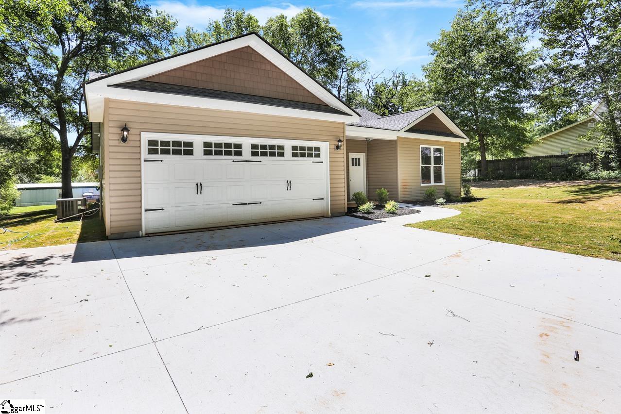 738 Bridwell Road Travelers Rest, SC 29690 - Photo 3 of 31 Gallery Image 3