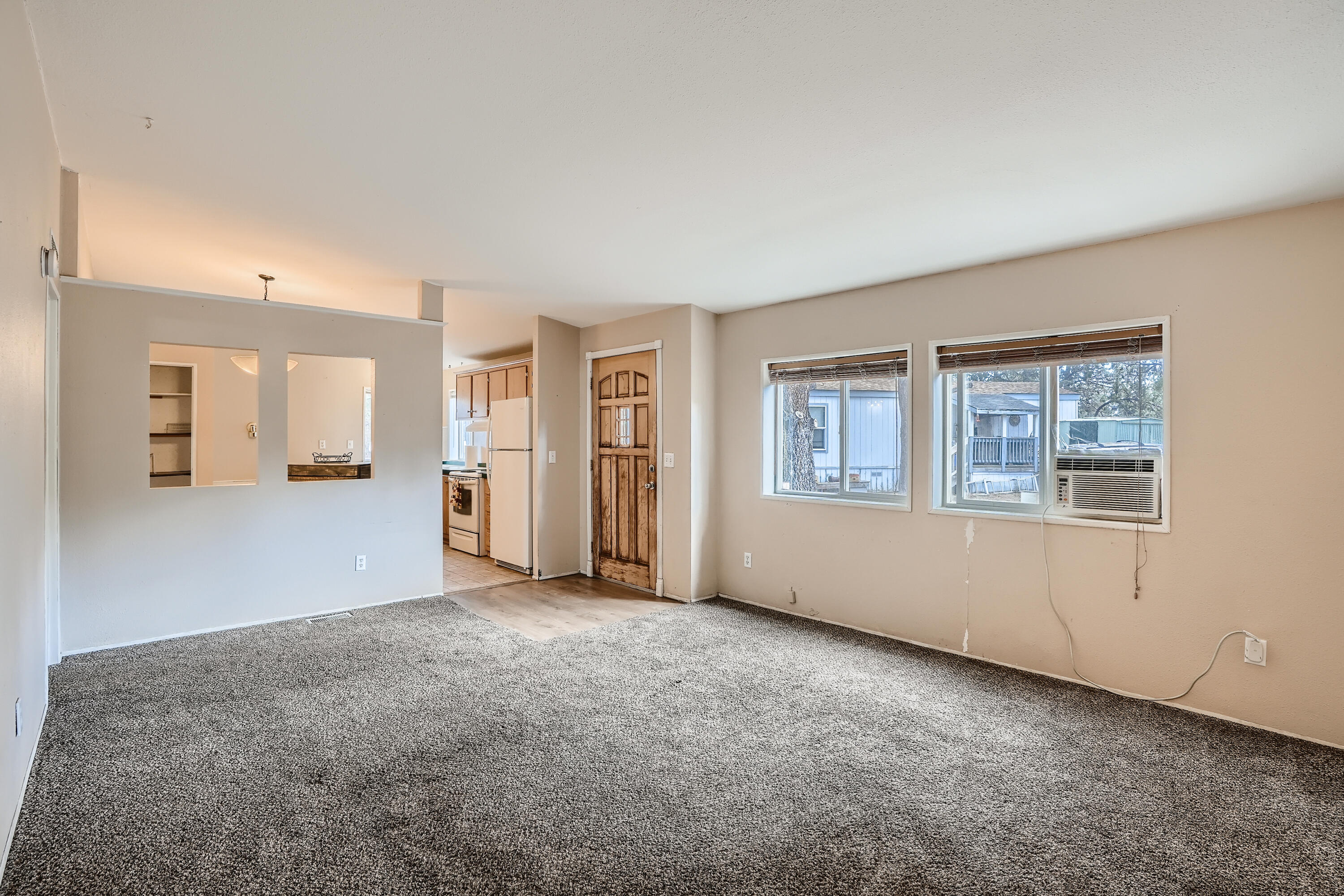 60901 Brosterhous Road, Unit 734 Bend, OR 97702 - Photo 4 of 17 10 Living Room