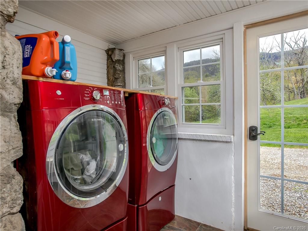390 Grandview Road Canton, NC 28716 - Photo 22 of 42 a utility room with dryer and washer