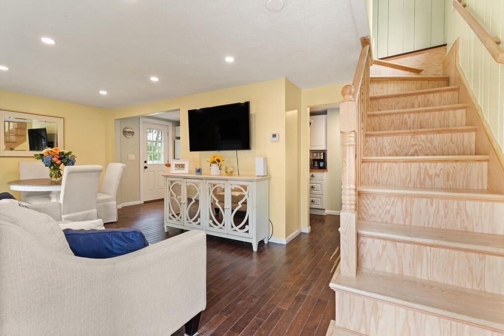 23 Vale Road Wakefield, MA 01880 - Photo 6 of 33