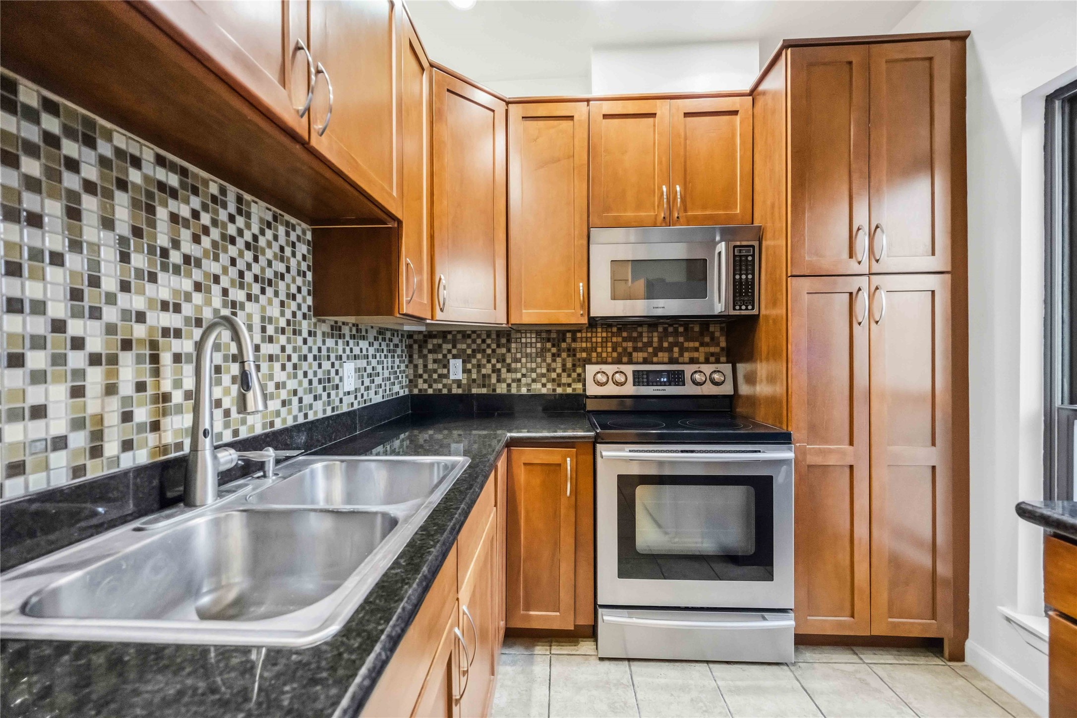 2100 Commonwealth Street, Unit C Houston, TX 77006 - Photo 11 of 25 a kitchen with granite countertop a sink and a refrigerator