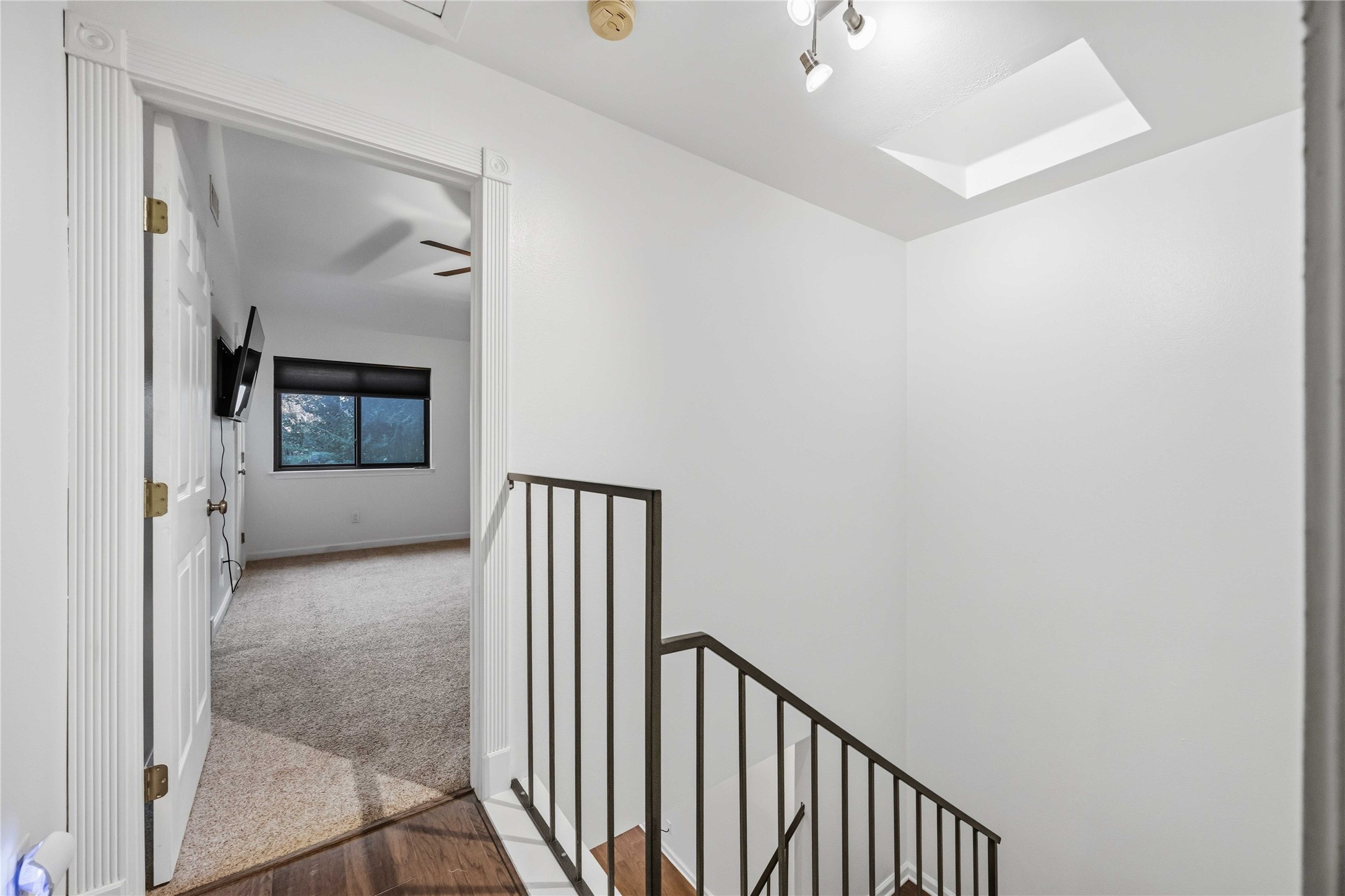 2100 Commonwealth Street, Unit C Houston, TX 77006 - Photo 18 of 25 a view of a hallway with wooden floor and a bathroom