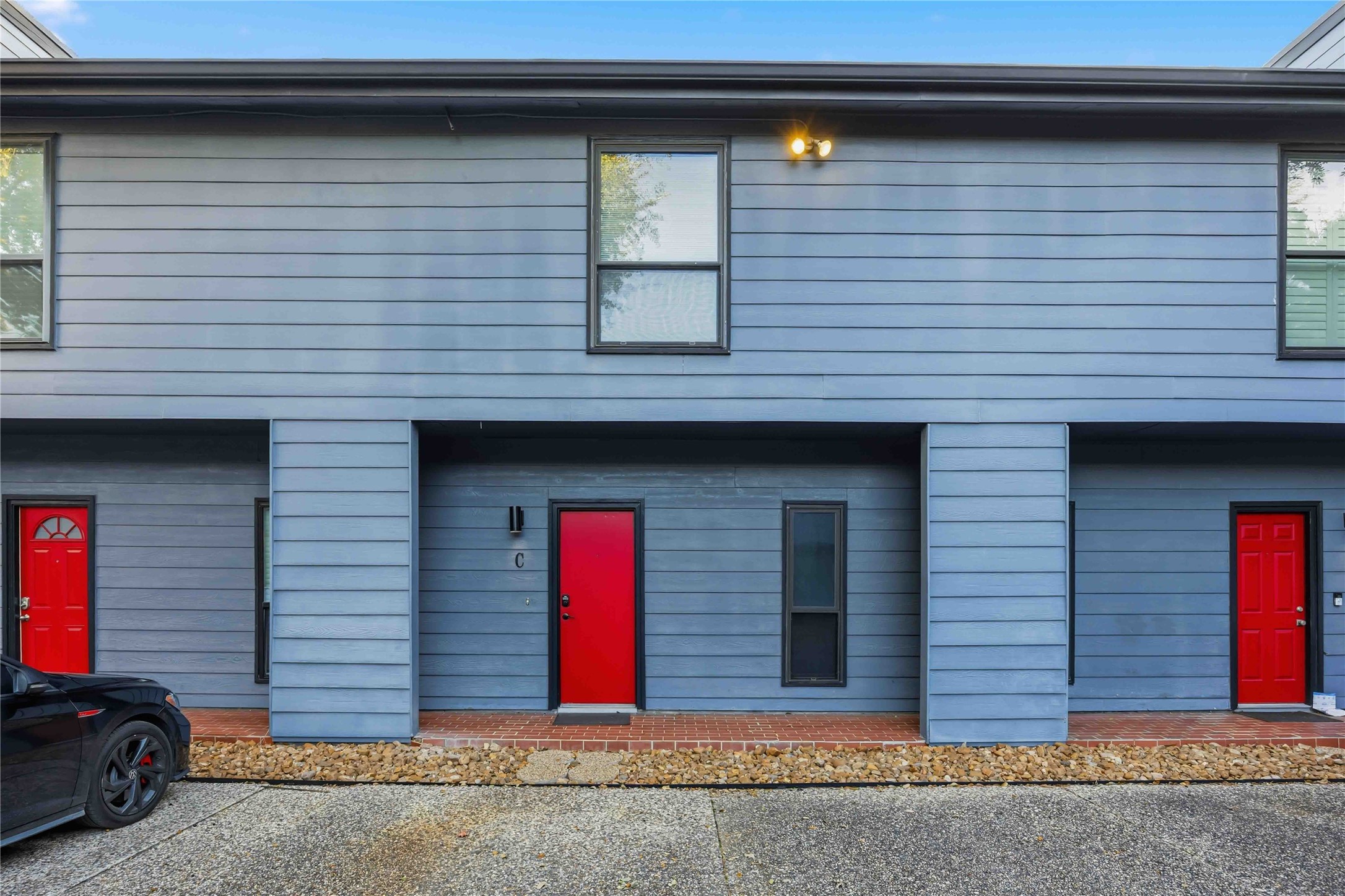 2100 Commonwealth Street, Unit C Houston, TX 77006 - Photo 2 of 25 a front view of house