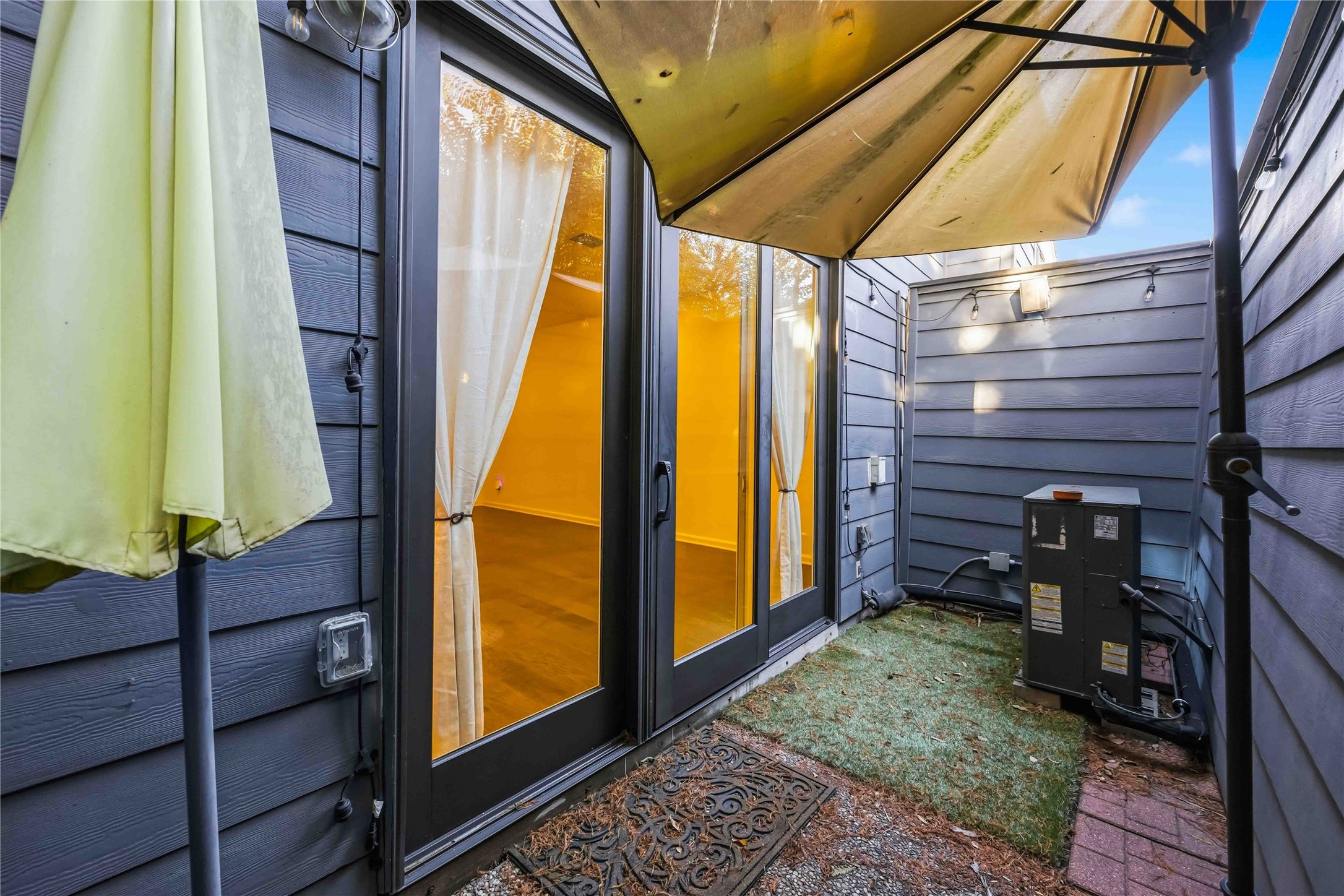 2100 Commonwealth Street, Unit C Houston, TX 77006 - Photo 25 of 25 a view of an outdoor space