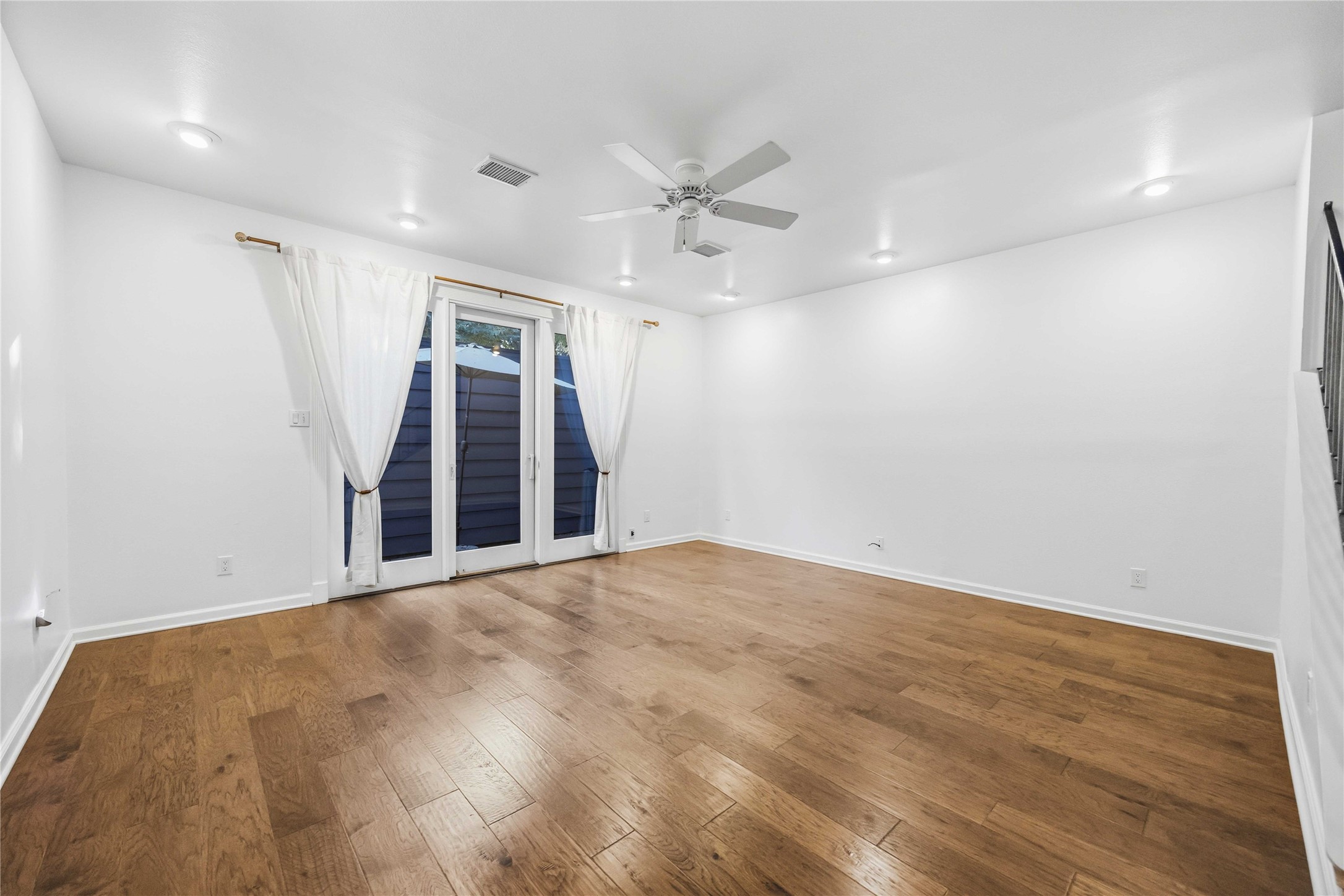 2100 Commonwealth Street, Unit C Houston, TX 77006 - Photo 6 of 25 an empty room with closet and a ceiling fan