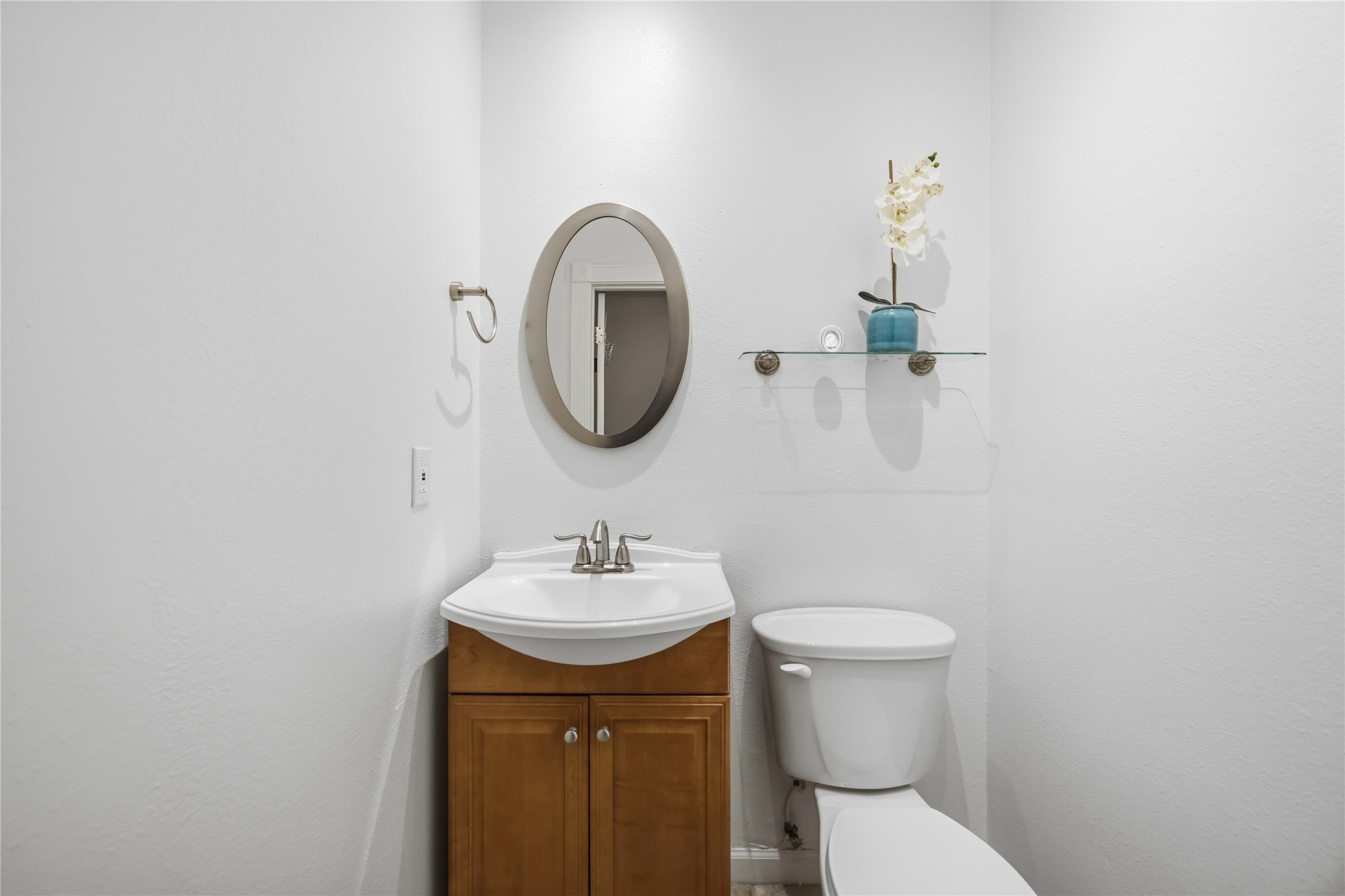 2100 Commonwealth Street, Unit C Houston, TX 77006 - Photo 8 of 25 a bathroom with a toilet sink and mirror