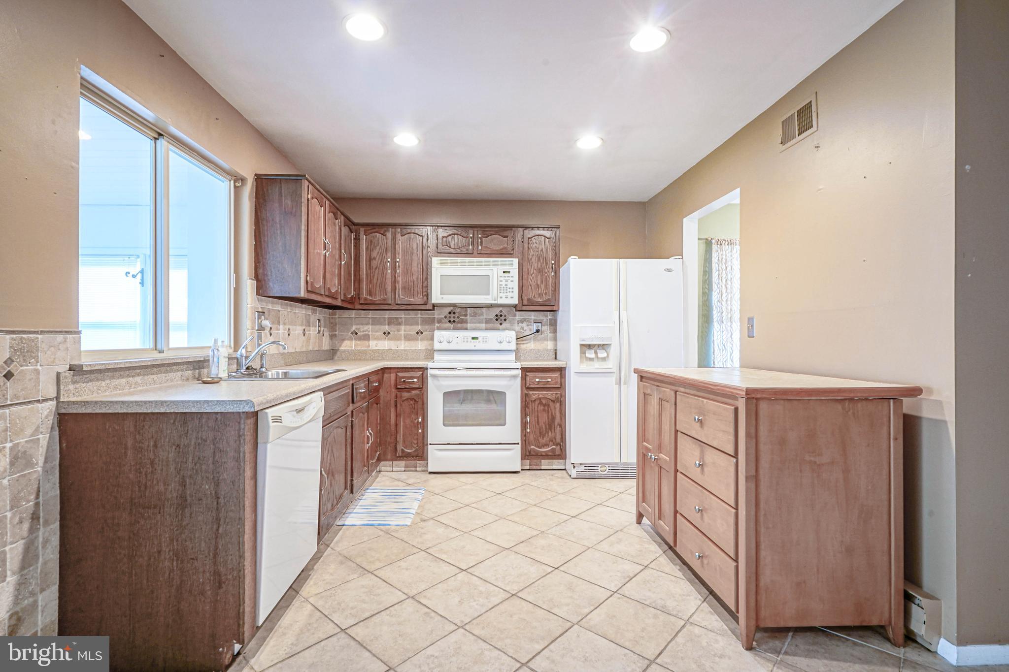 987 Westminster Drive North Southampton, NJ 08088 - Photo 15 of 33