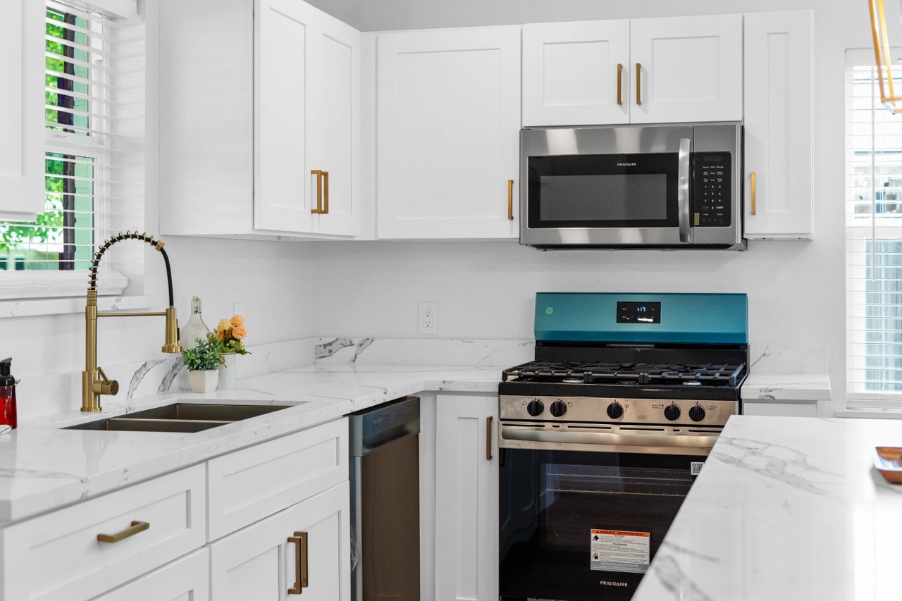 5326 Findlay Drive Pasadena, TX 77505 - Photo 23 of 50 Spacious kitchen with quartz countertops, stainless steel appliances, and timeless finishes.