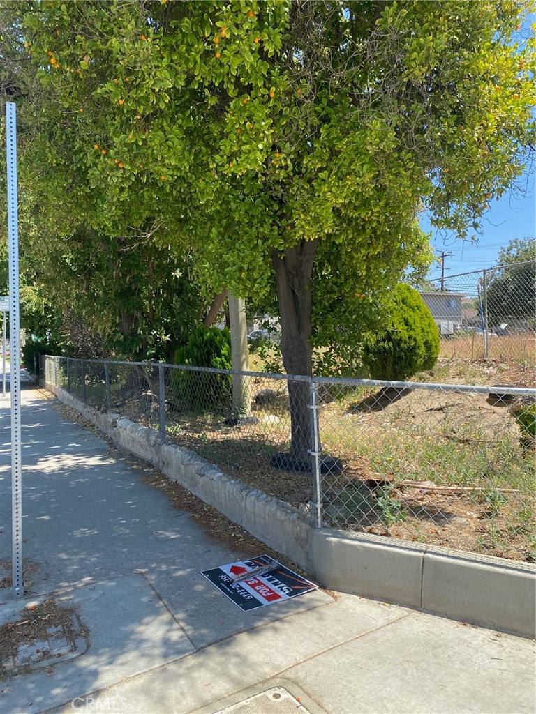 220 West Big Springs Road Riverside, CA 92507 - Photo 20 of 39 a view of a backyard