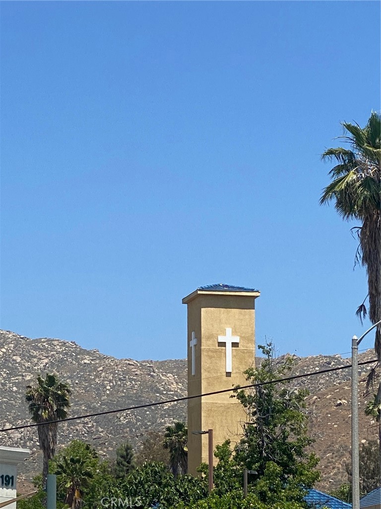 220 West Big Springs Road Riverside, CA 92507 - Photo 24 of 39 a view of a big room with mountain