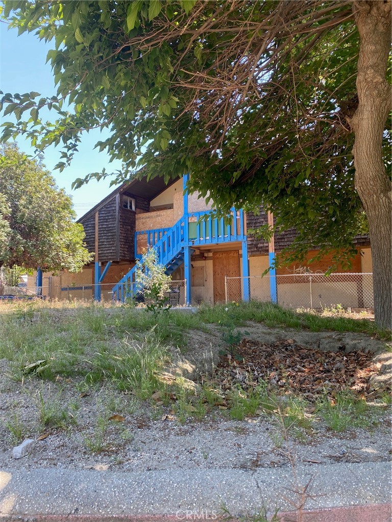 220 West Big Springs Road Riverside, CA 92507 - Photo 10 of 39 a front view of a house with garden