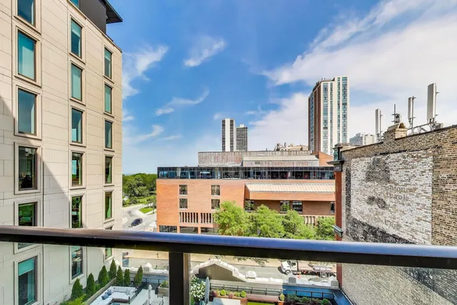 $1,800,000 | 1550 North Clark Street, Unit 604, Chicago, IL 60610