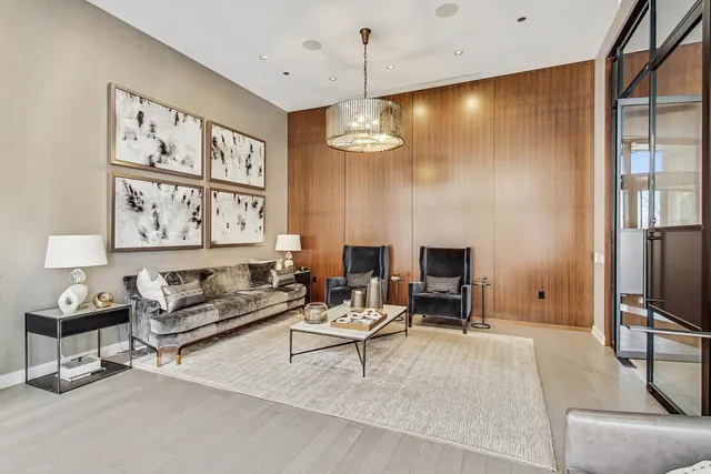 $1,800,000 | 1550 North Clark Street, Unit 604, Chicago, IL 60610