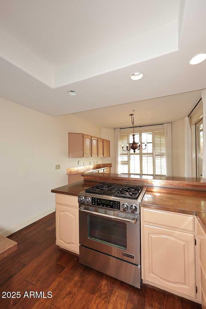 8100 East Camelback Road, Unit 39 Scottsdale, AZ 85251 - Photo 15 of 71 Kitchen-Range