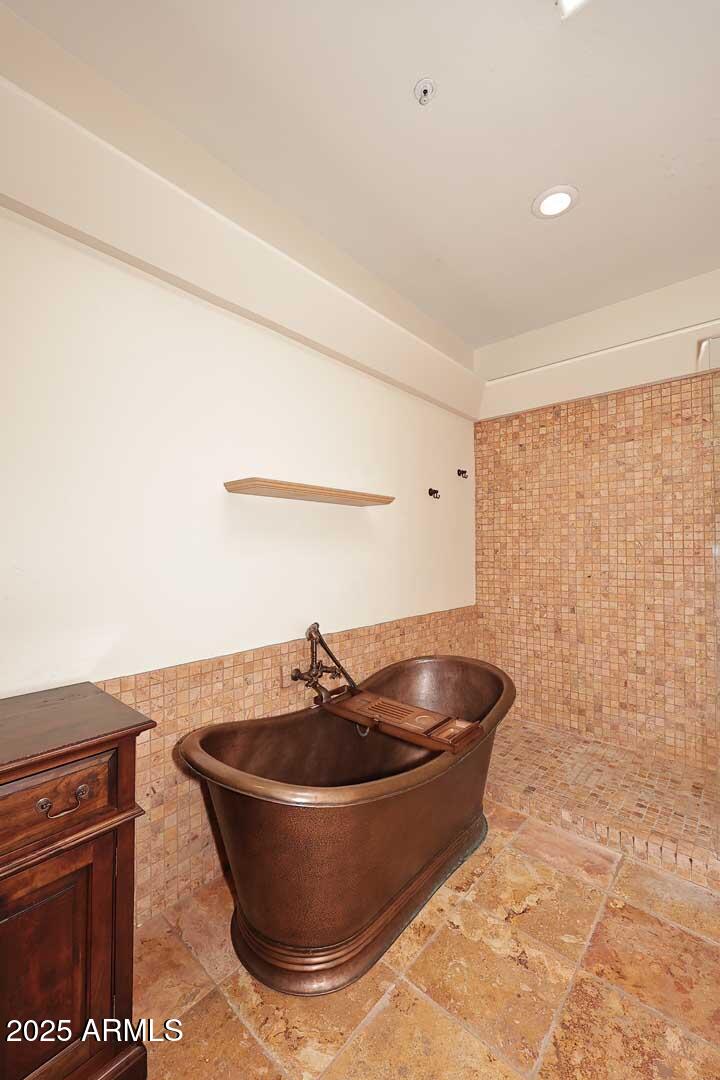 8100 East Camelback Road, Unit 39 Scottsdale, AZ 85251 - Photo 31 of 71 Primary Bath-Slipper Tub