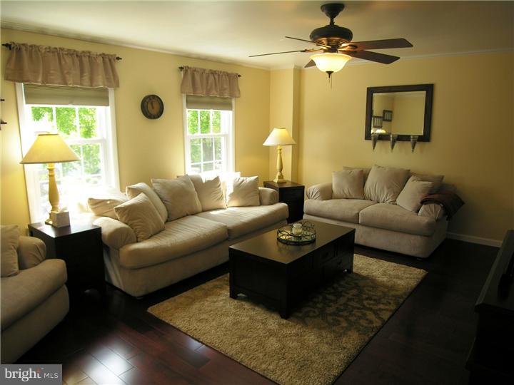 202 Greendale Road Philadelphia, PA 19154 - Photo 3 of 25 Living Room