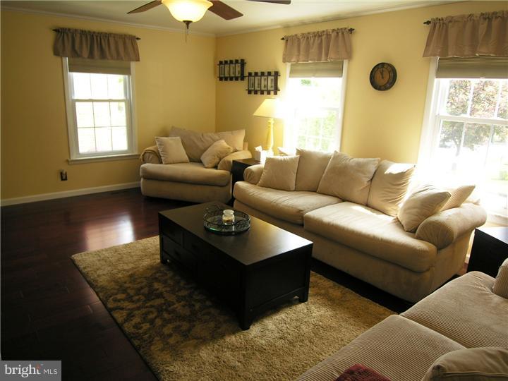 202 Greendale Road Philadelphia, PA 19154 - Photo 4 of 25 Living Room