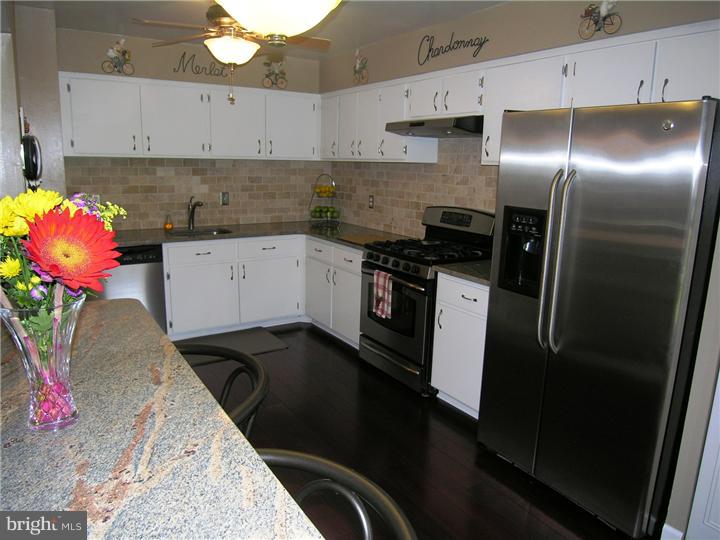202 Greendale Road Philadelphia, PA 19154 - Photo 7 of 25 Kitchen