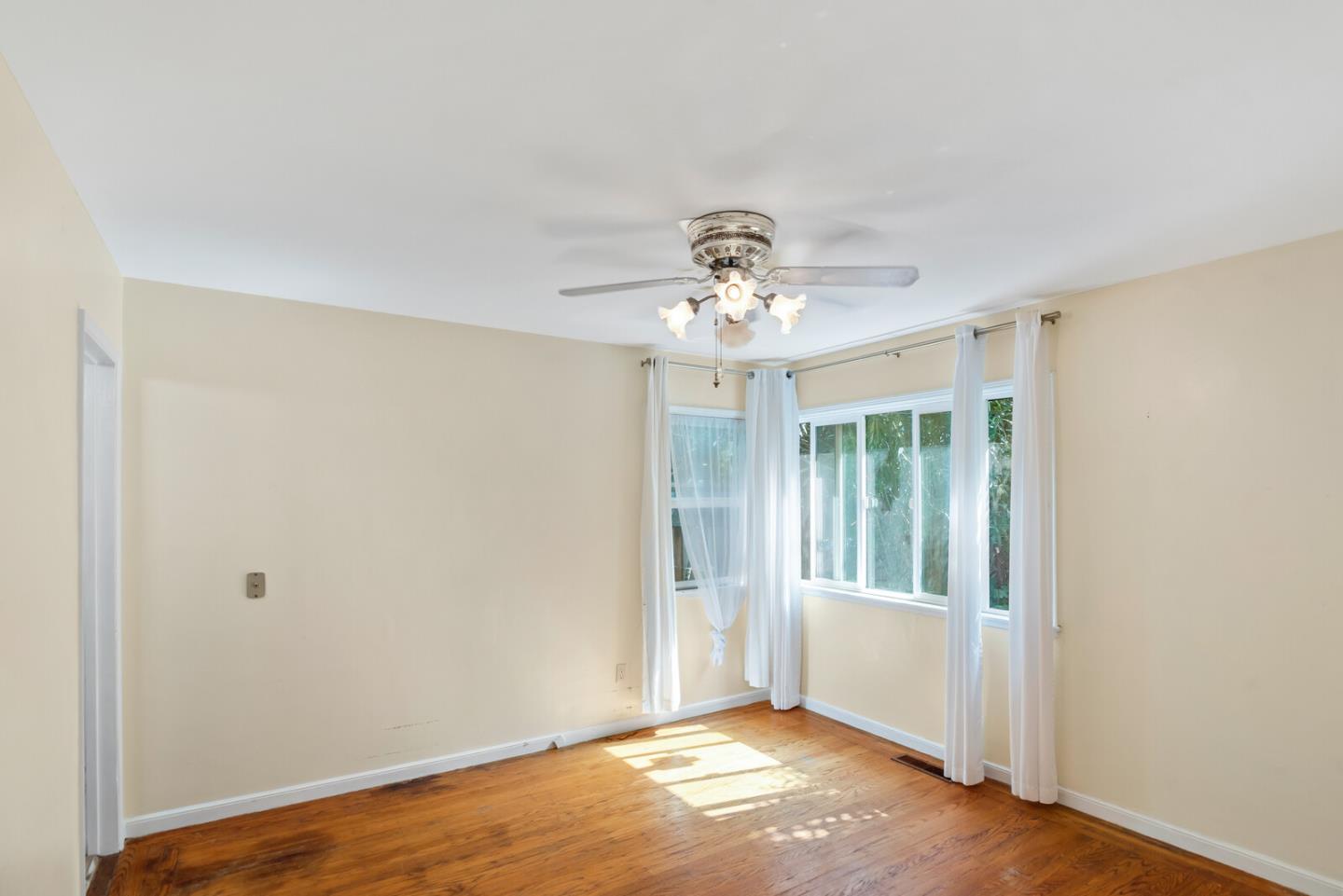 854 Cambridge Avenue Menlo Park, CA 94025 - Photo 13 of 18 a view of an empty room with a window