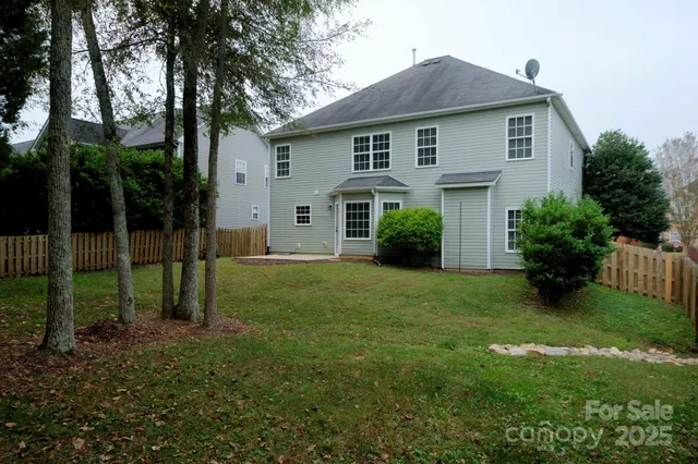 a view of a yard in front of house