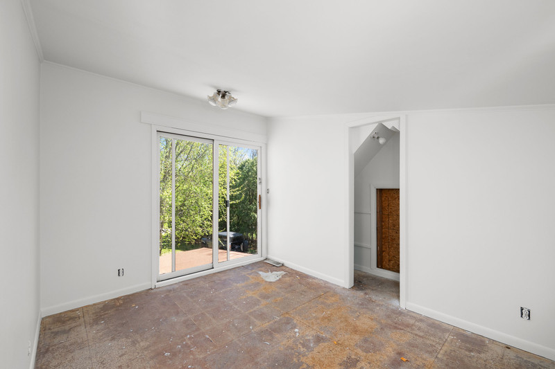 2416 7th Street Moline, IL 61265 - Photo 20 of 27 an empty room with windows and closet