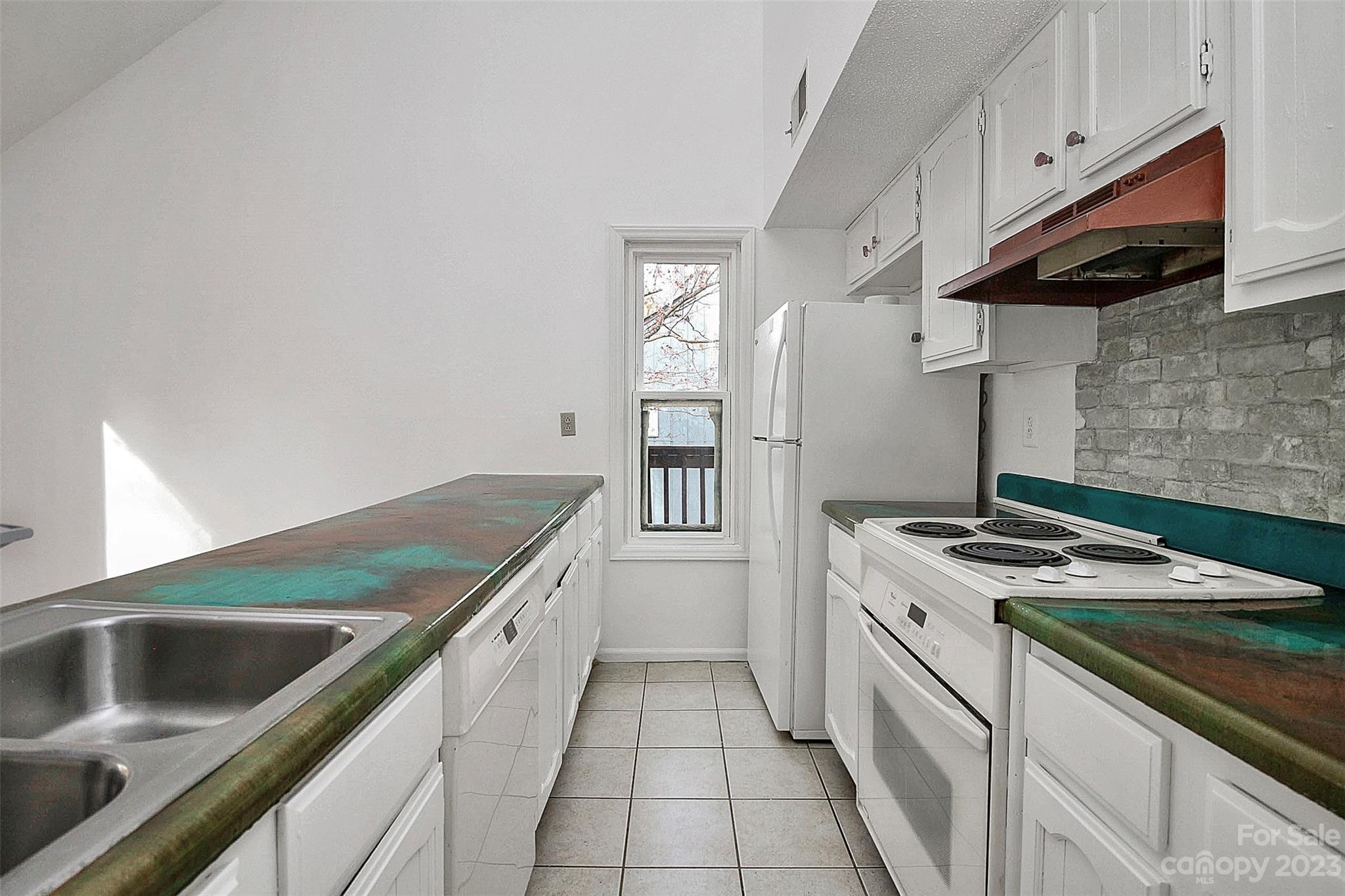 27051 Catamaran Drive Tega Cay, SC 29708 - Photo 27 of 35 a kitchen with a stove and a microwave