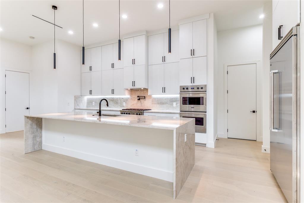 4218 Bonham Street Dallas, TX 75229 - Photo 13 of 34