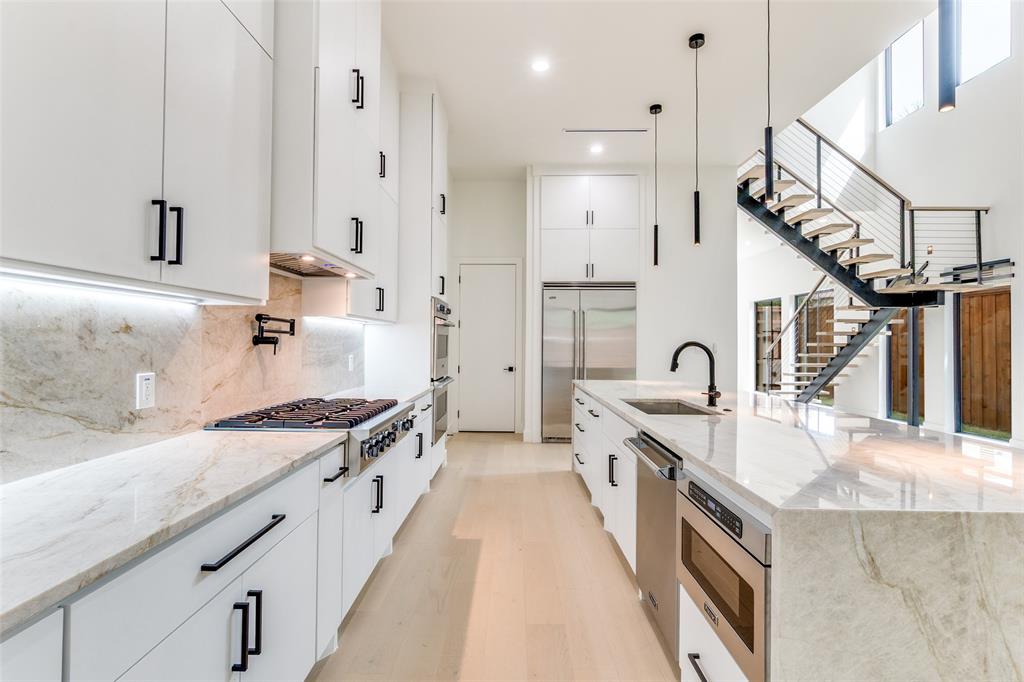 4218 Bonham Street Dallas, TX 75229 - Photo 14 of 34