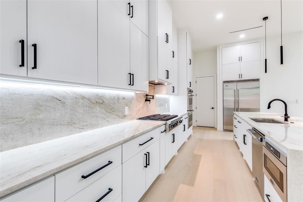 4218 Bonham Street Dallas, TX 75229 - Photo 10 of 34