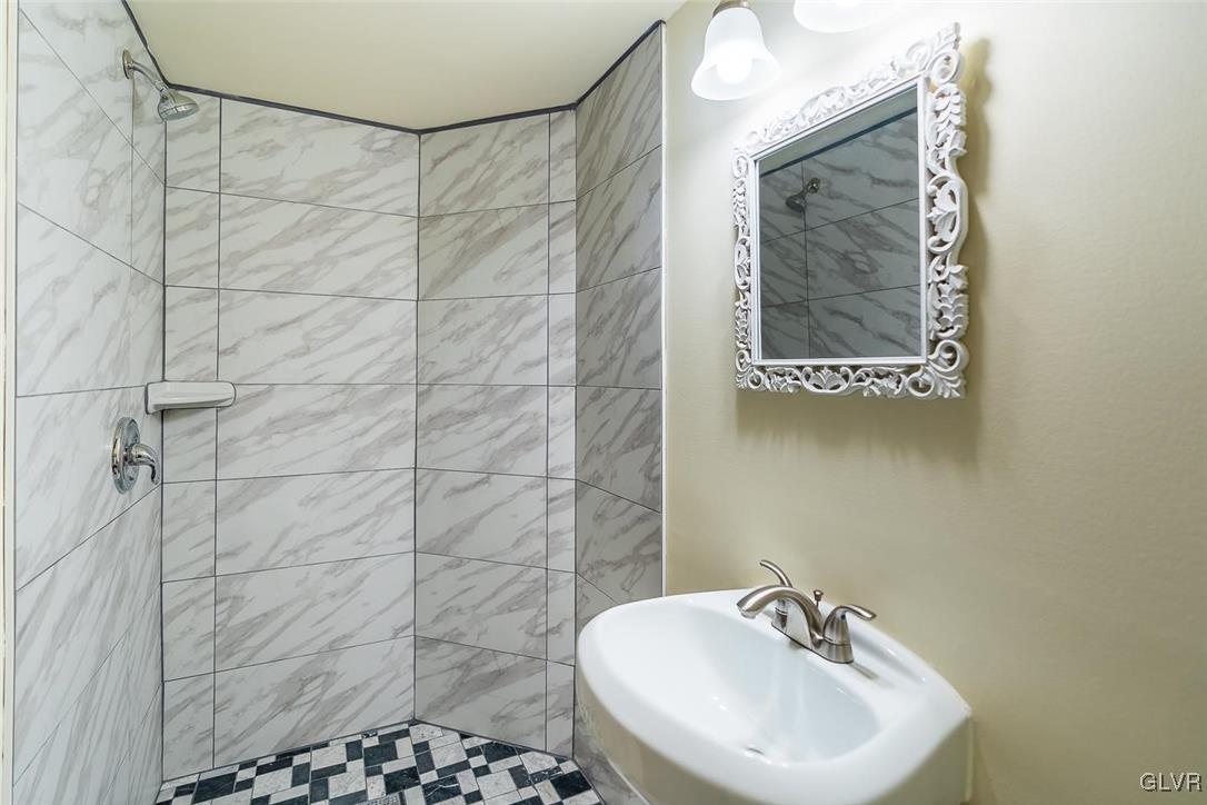 5275 Chestnut Hill Road Center Valley, PA 18034 - Photo 19 of 34 1st floor bedroom full bath