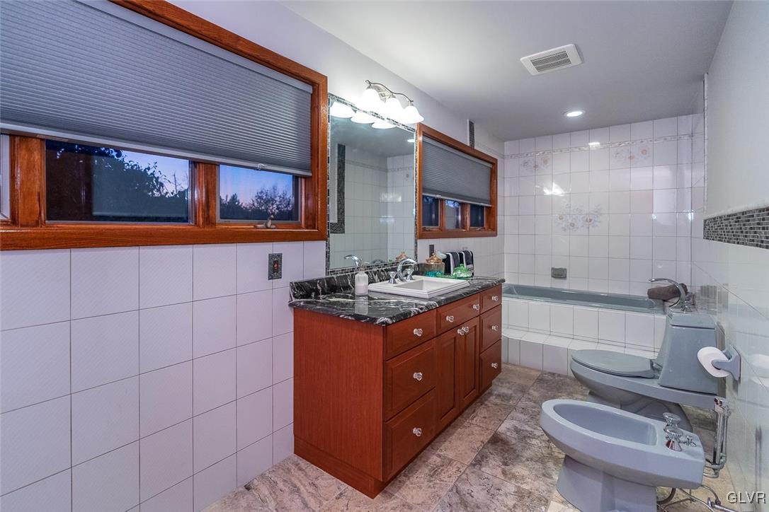 5275 Chestnut Hill Road Center Valley, PA 18034 - Photo 27 of 34 Guest bathroom