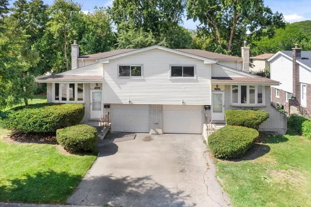 $3,500 | 1704 North Drury Lane, Arlington Heights, IL 60004