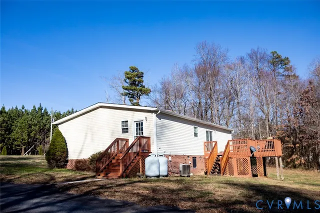 a view of a house with backyard