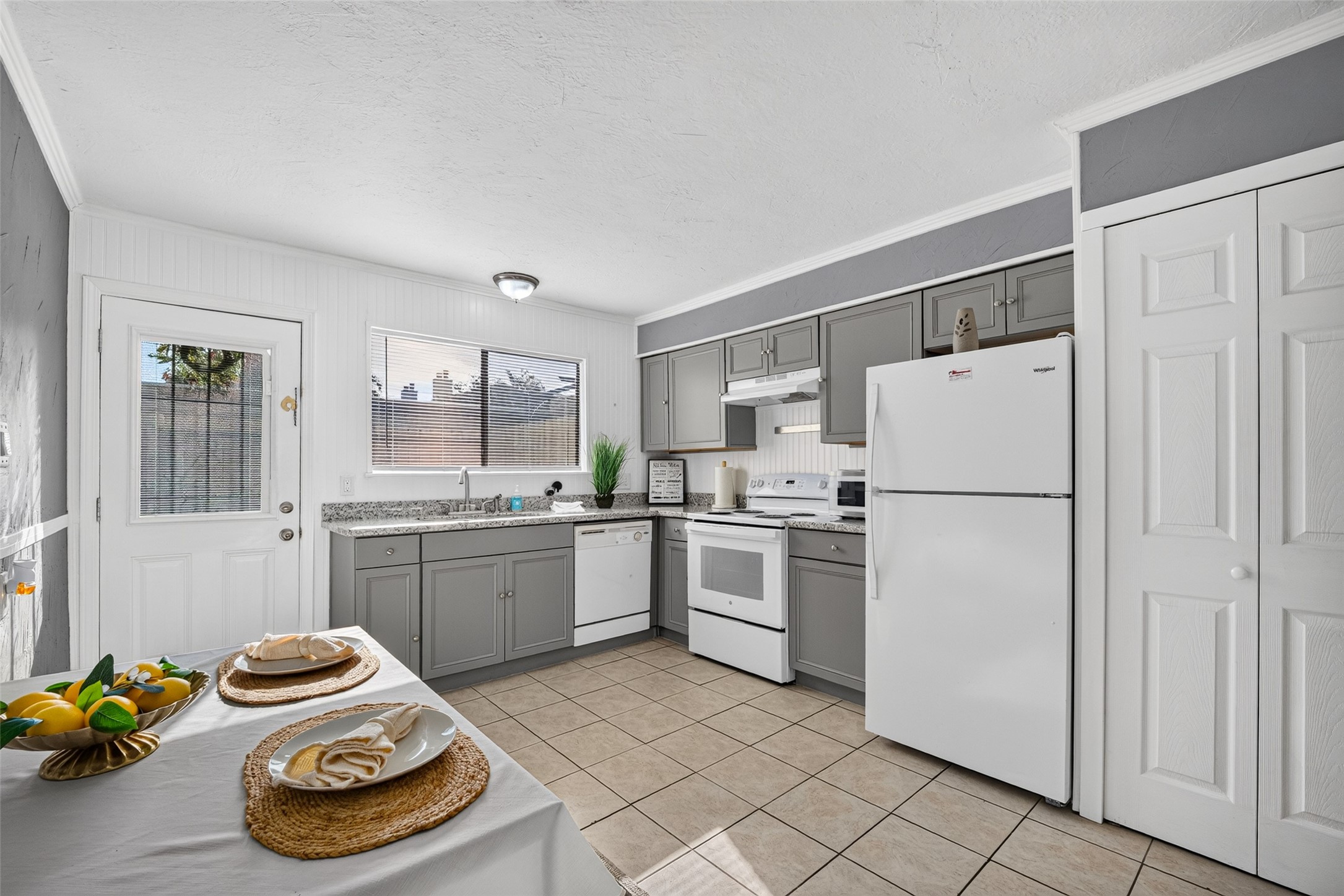 6401 Deihl Road, Unit 301 Houston, TX 77092 - Photo 8 of 31 Imagine showing off your beautiful kitchen! By the way, your laundry area is conveniently behind the folding doors.