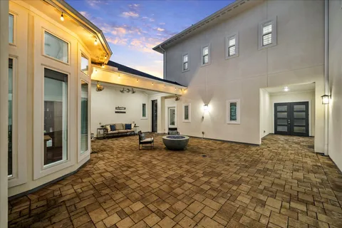 a view of a livingroom with furniture