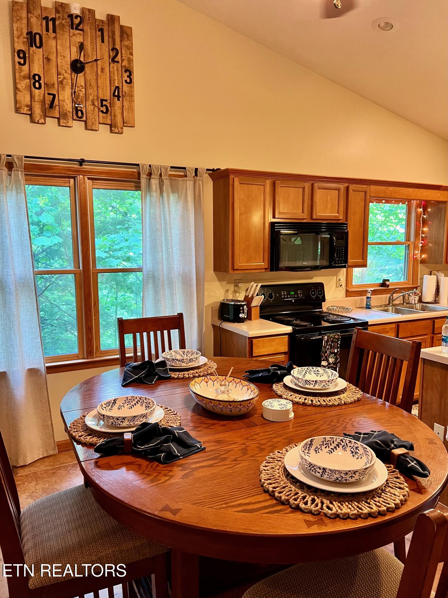 6814 Flats Road Tallassee, TN 37878 - Photo 7 of 22 Cabin Dining Area